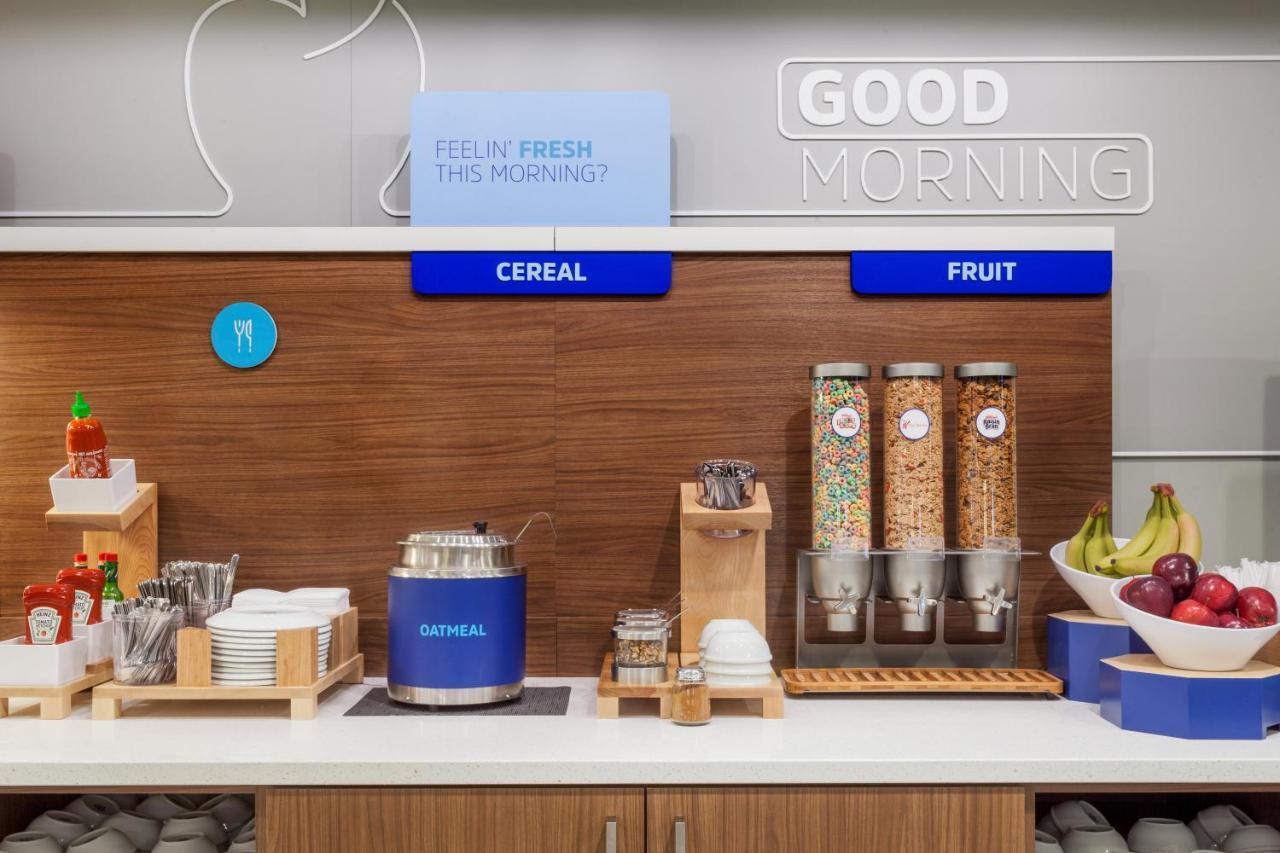 Holiday Inn Express & Suites - Elkhorn - Lake Geneva Area By Ihg Εξωτερικό φωτογραφία