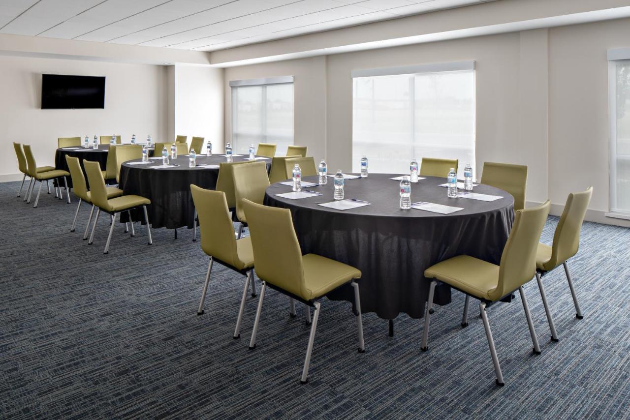 Holiday Inn Express & Suites - Elkhorn - Lake Geneva Area By Ihg Εξωτερικό φωτογραφία