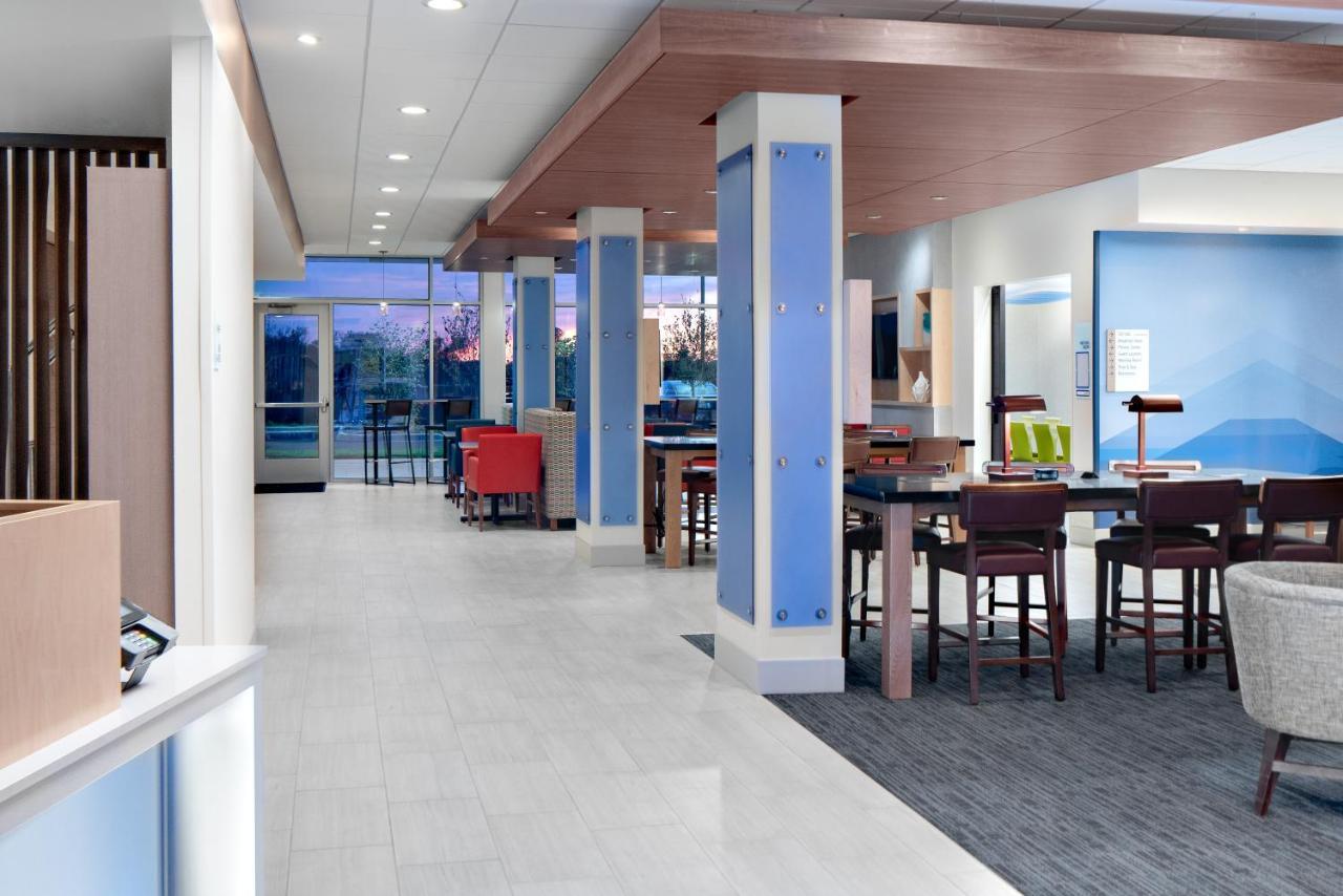 Holiday Inn Express & Suites - Elkhorn - Lake Geneva Area By Ihg Εξωτερικό φωτογραφία